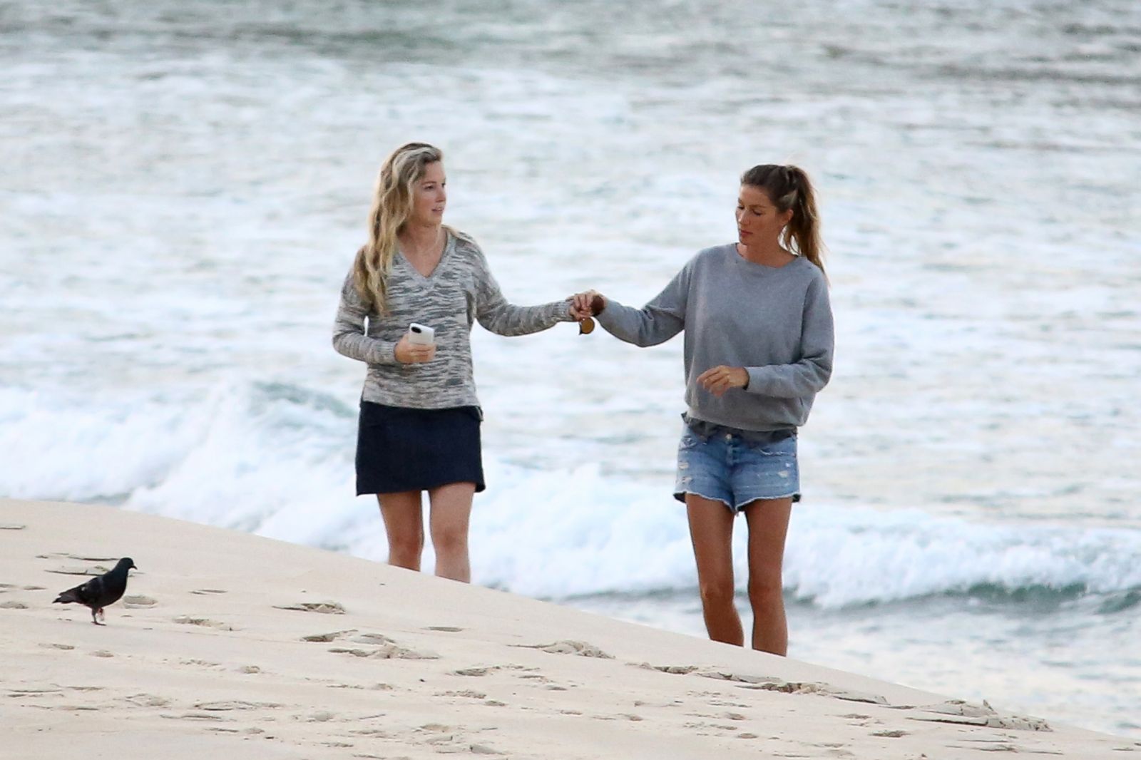 Gisele Bundchen Hits The Beach With Her Sister Picture Stars With Their Families Abc News 3224