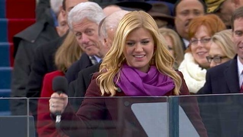 abc clinton photobombs kelly clarkson inauguration thg 130123 wblog Bill Clinton Photo Bombs Kelly Clarkson During Inauguration