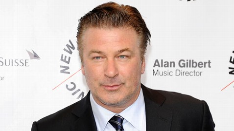 On 'SNL,' Alec Baldwin gets an apology, sort of