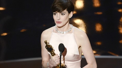 gty anne hathaway thg 130224 wblog Oscars 2013: Academy Awards Live Updates