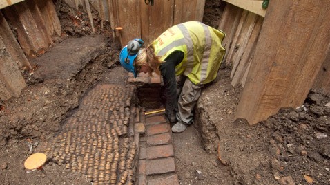 ap Shakespeare Museum London Archaeology jt 120607 wblog Remains of Shakespeares Pre Globe Theater Uncovered in London