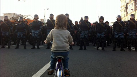 ht boy russian police nt 120508 wblog Boy on a Bike Becomes Moscows Tiananmen Image