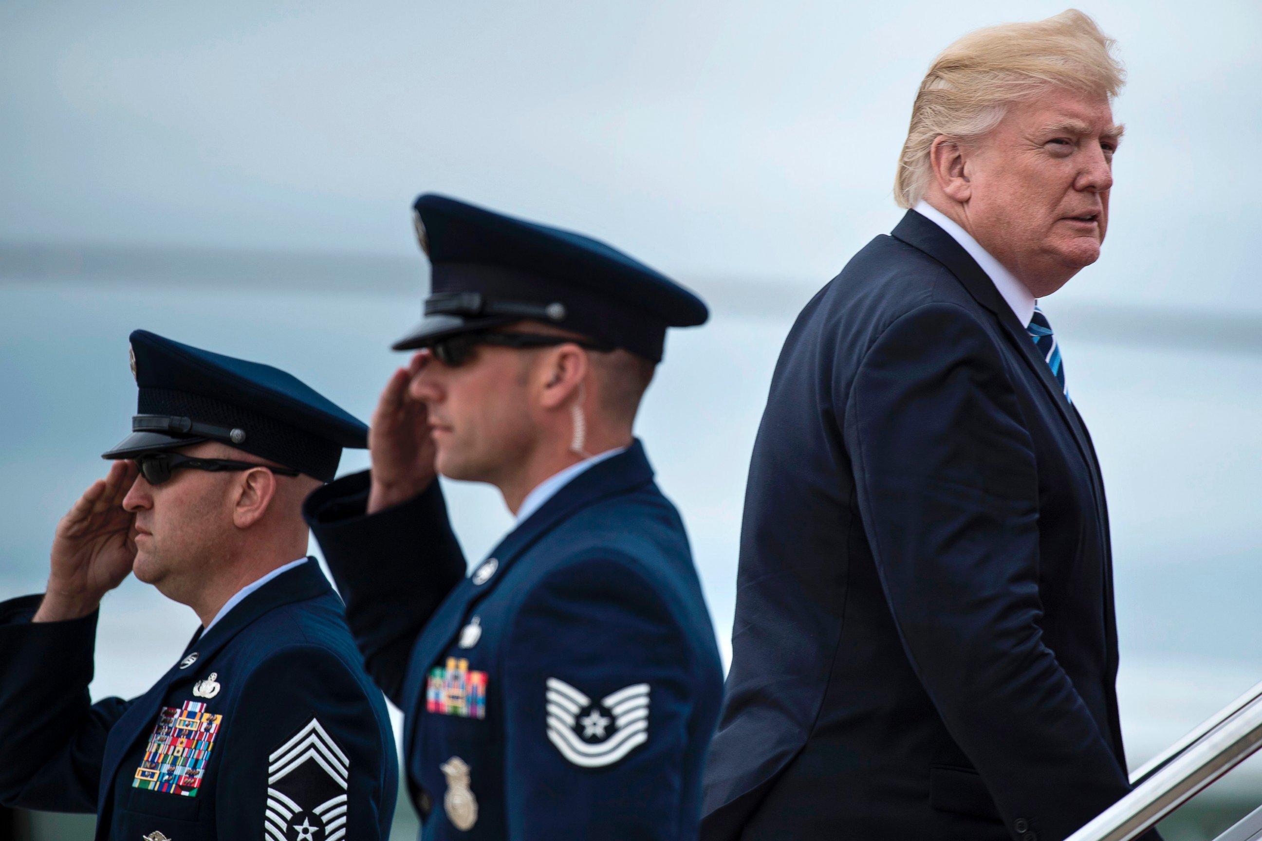 Fragilizado, Trump deixa os EUA para viagem perigosa