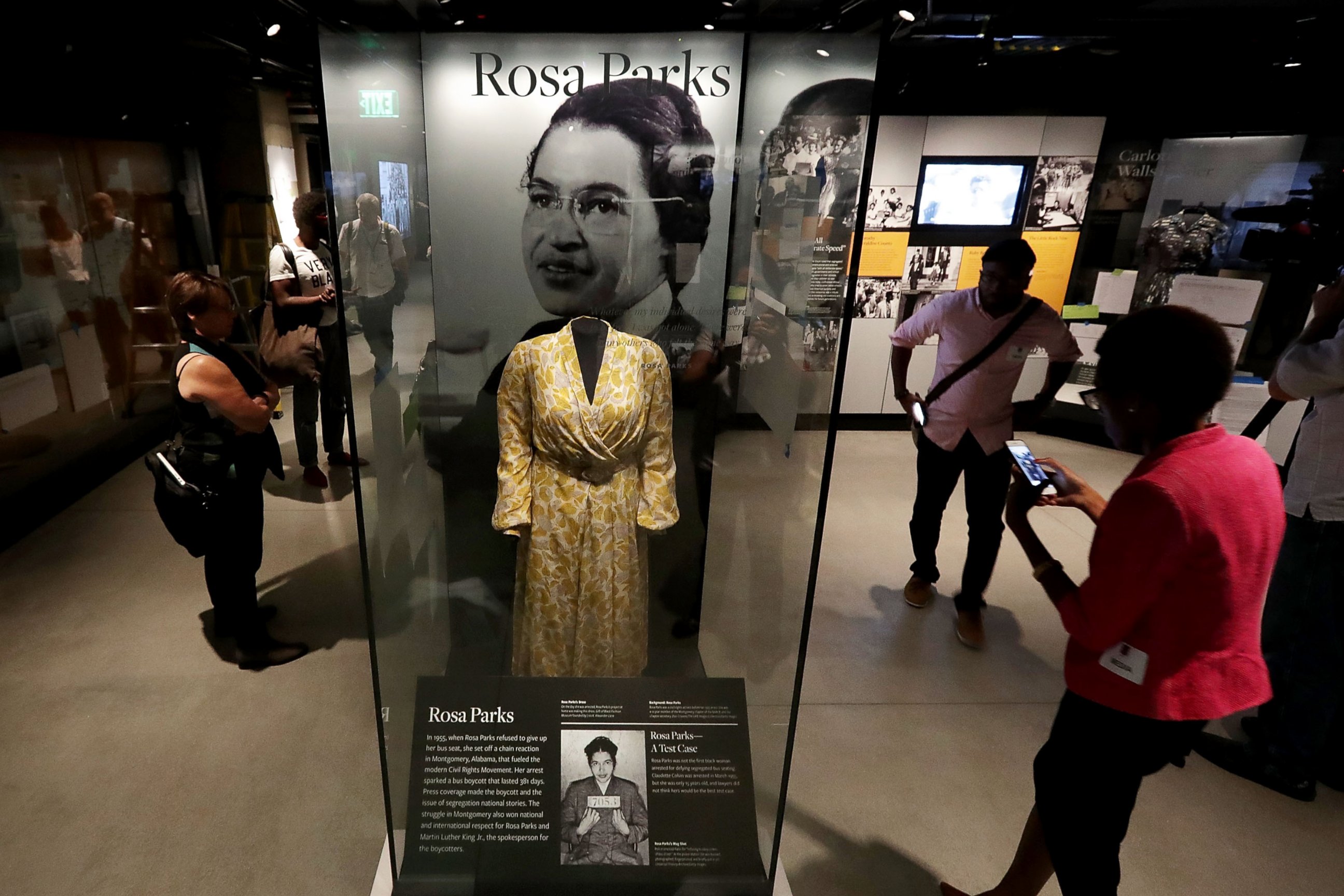 What museum has a picture gallery of Rosa Parks?
