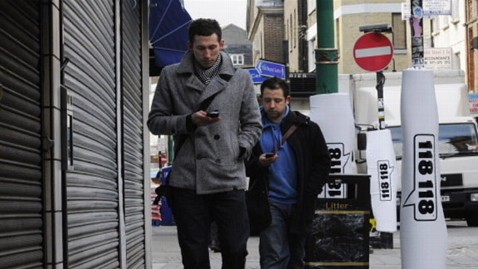 abc texting while walking grabs7 jt 120513 wblog Texting While Walking Banned in New Jersey Town
