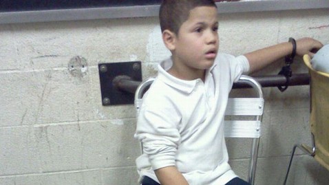 ht 7 yr old handcuffed 2 nt 130130 wblog Seven Year Old Handcuffed Over Lunch Money Dispute