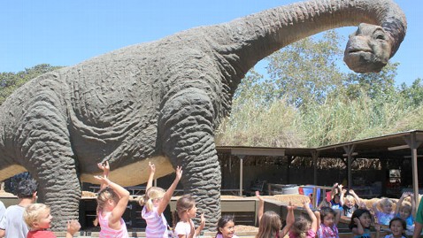 ht Apatosaurus Statue zoo thg 121212 wblog Apatosaurus Statue Stirs Controversy in San Juan Capistrano