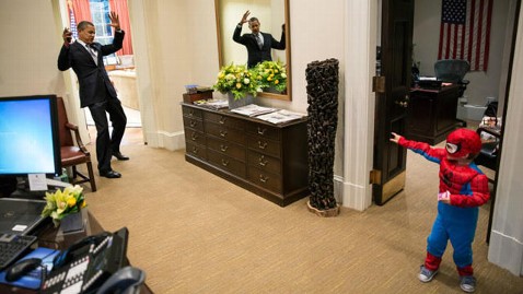 ht president barack obama playing spiderman thg 121219 wblog Obama Photo With Spider Man Shows Playful President
