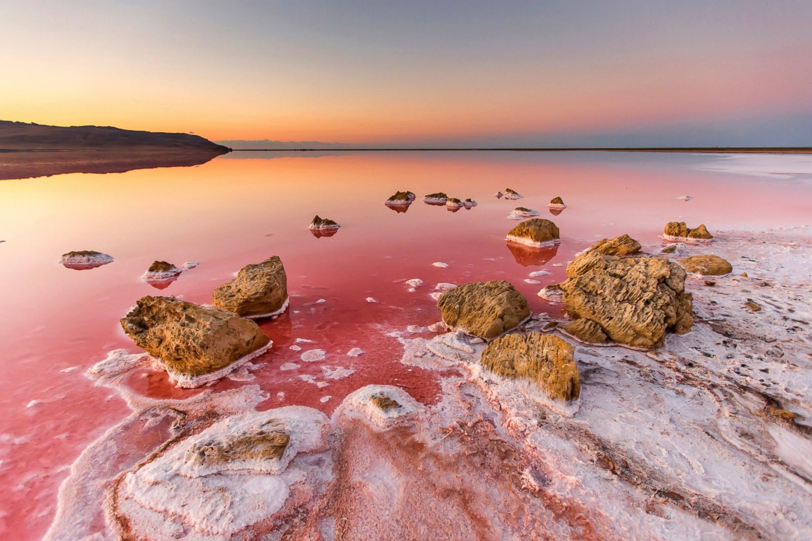 西班牙粉色盐湖