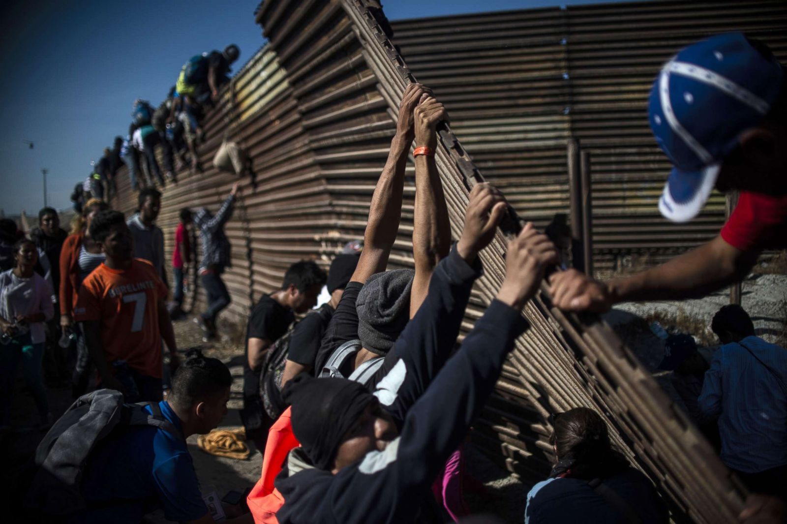 Migrant caravans journey to the U.S. border Photos | Image #201 - ABC News