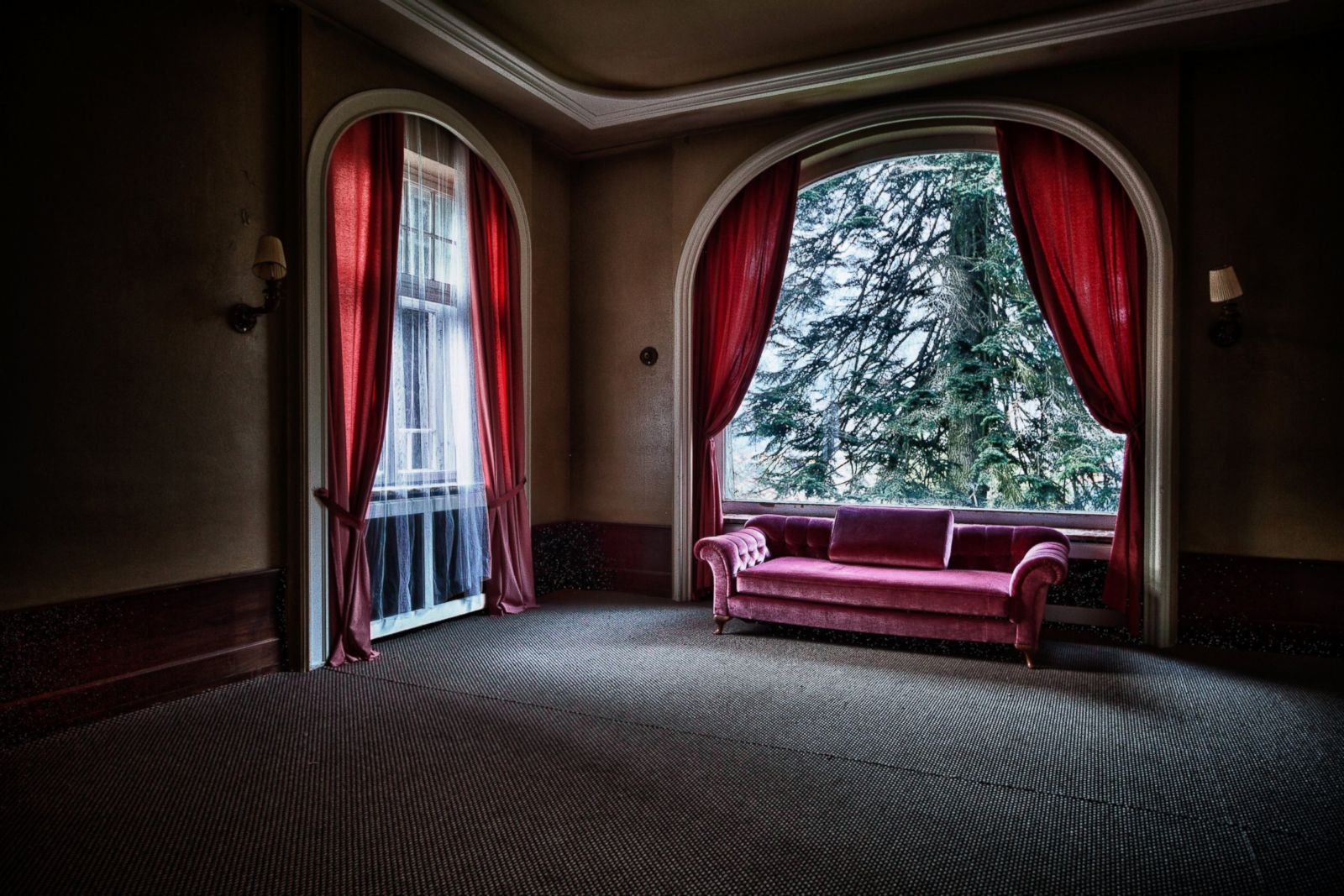 Eerie Photos Of The World S Grandest Abandoned Hotels Photos Image 91 Abc News