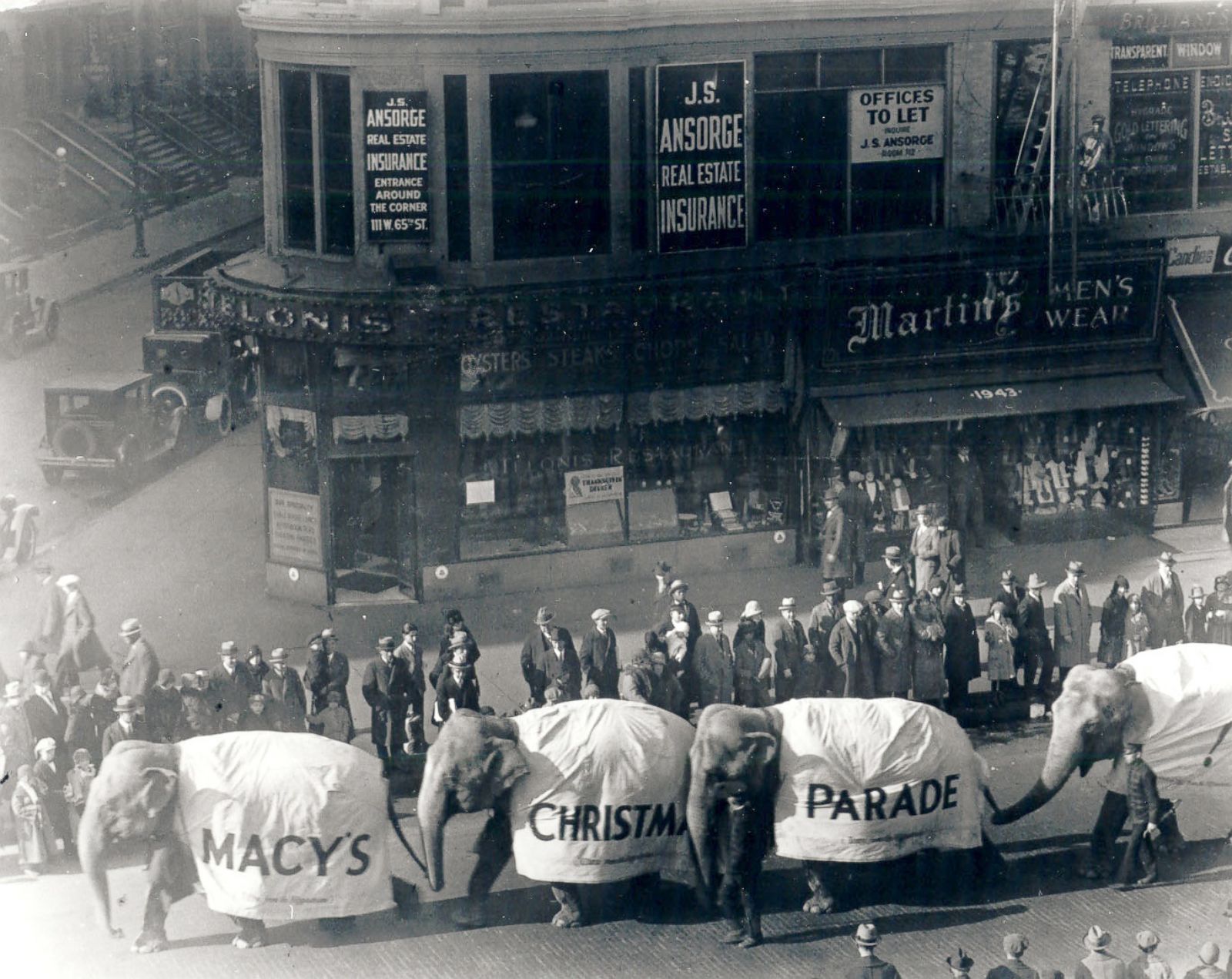 Macy S Thanksgiving Day Parade Through The Years Photos Abc News