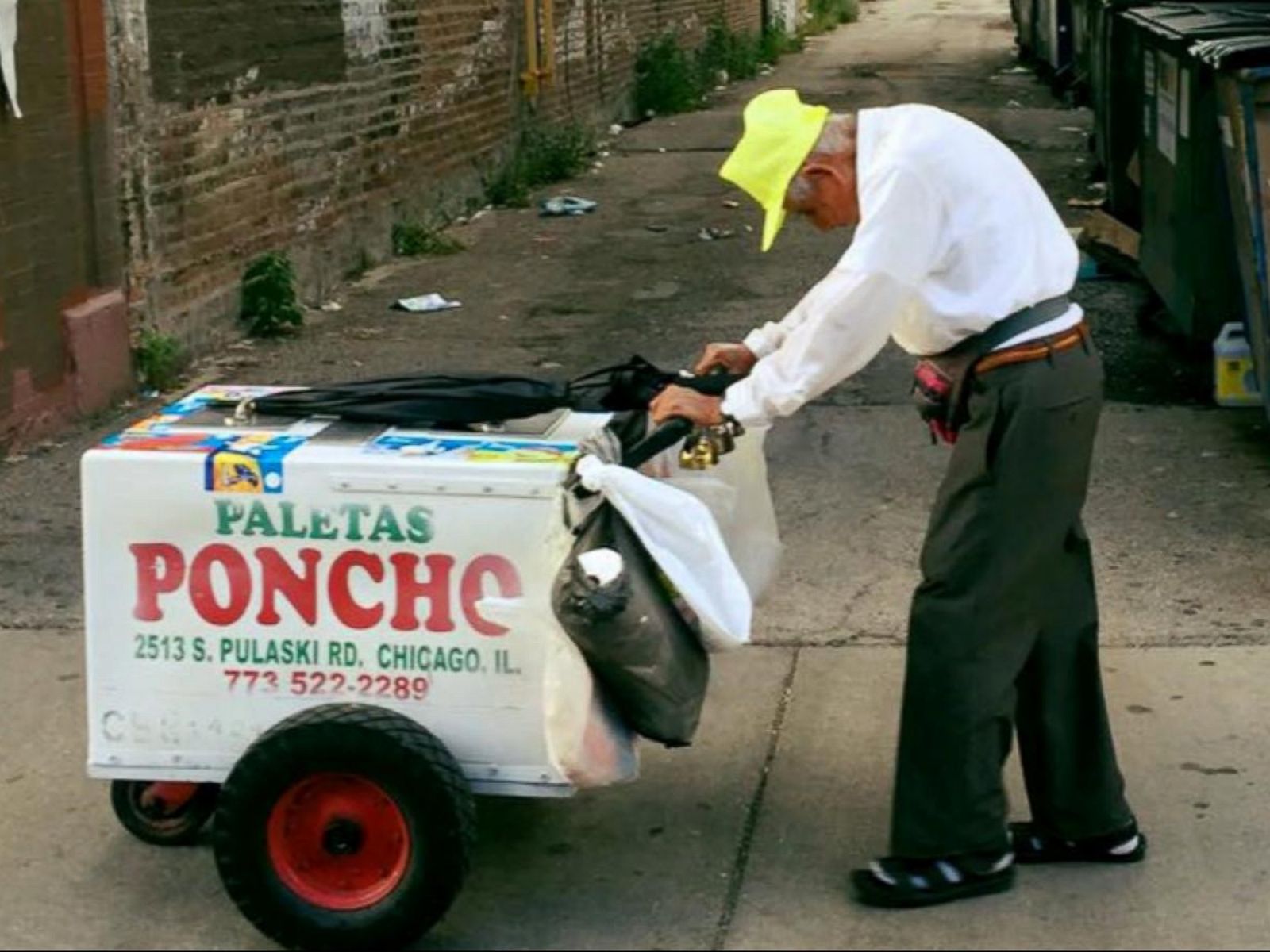 Customer Helps 89-Year-Old Man Who Pushes Ice Cream Cart to Support His Family